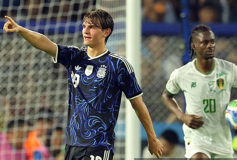 Senyum Lionel Messi Sambut Gol Debut Nico Paz untuk Argentina