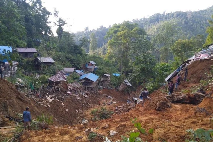 Longsor tambang emas di Desa Buluh Kuning, Kecamatan Sungai Durian, Kotabaru, Kalsel menewaskan 5 orang dan 8 orang lainnya masih dicari. 