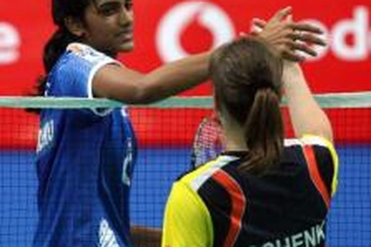 Tunggal putri India, Pusarla Venkata Sindhu (kiri), bersalaman dengan Juliane Schenk, usai memenangkan pertandingan sesi kedua pada Indian Badminton League (IBL) di Hyderabad, India, Senin (25/8/2013).