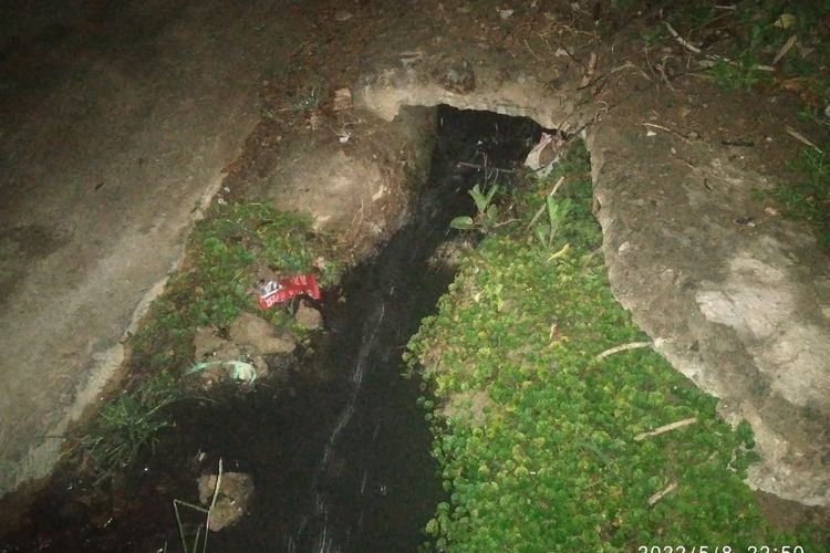 Foto : Limbah yang mengalir dari got ke saluran kota Labuan Bajo, Kabupaten Manggarai Barat, NTT, diambil pada, Senin (9/5/2022) malam.