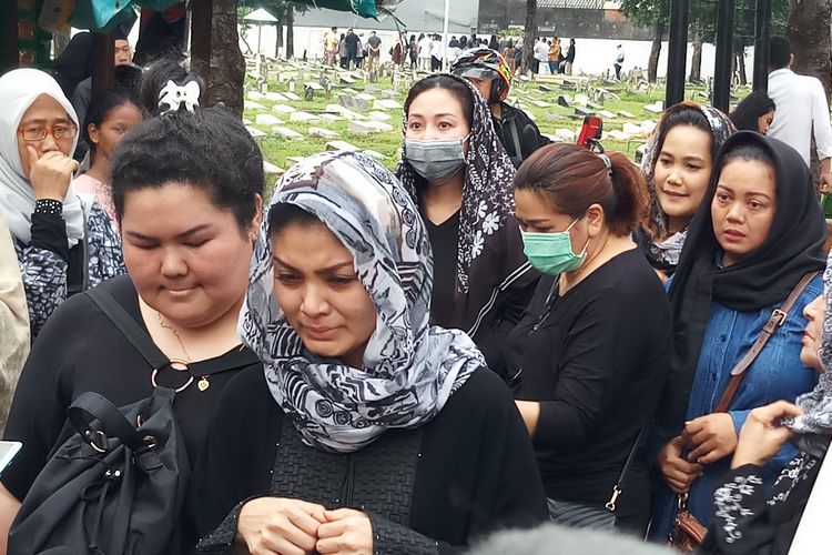 Penyanyi Intan RJ di Tempat Pemakaman Umum (TPU) Duri Kepa, Jakarta Barat, Sabtu (14/3/2020).