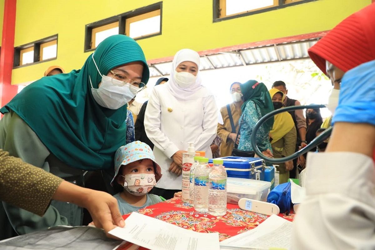 Gubernur Jawa Timur (Jatim) Khofifah Indar Parawansa menghadiri pelaksanaan imunisasi Bulan Imunisasi Anak Nasional (BIAN) Tahap II di Taman Kanak-Kanak (TK) Islam Al Fajar, Jalan Medokan Sawah Nomor 228, Surabaya, Senin (12/9/2022). 