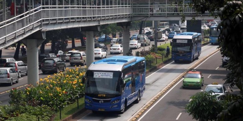 Angkutan Perbatasan Terintegrasi Busway (APTB) dengan rute Bekasi- Tanah Abang dan Bekasi-Bunderan Hotel Indonesia (HI), melintas di Halte Dukuh Atas 1 pada hari peresmian operasionalnya, Jakarta, Selasa (21/5/2013). Pemerintah Provinsi DKI Jakarta dan Pemerintah Kota Bekasi resmi meluncurkan dua rute baru APTB yaitu  Bekasi-Tanah Abang dan Bekasi-Bunderan Hotel Indonesia (HI) dengan armada masing-masing 20 unit.
