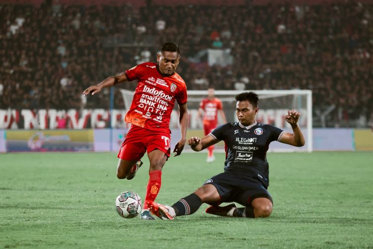 Pemain Bali United Ramdani Lestaluhu berduel dengan pemain Arema FC Bagas Adi saat pertandingan pekan 4 Liga 1 2022-2023 yang berakhir dengan skor 1-2 di Stadion Kapten I Wayan Dipta Gianyar, Sabtu (13/8/2022) malam.
