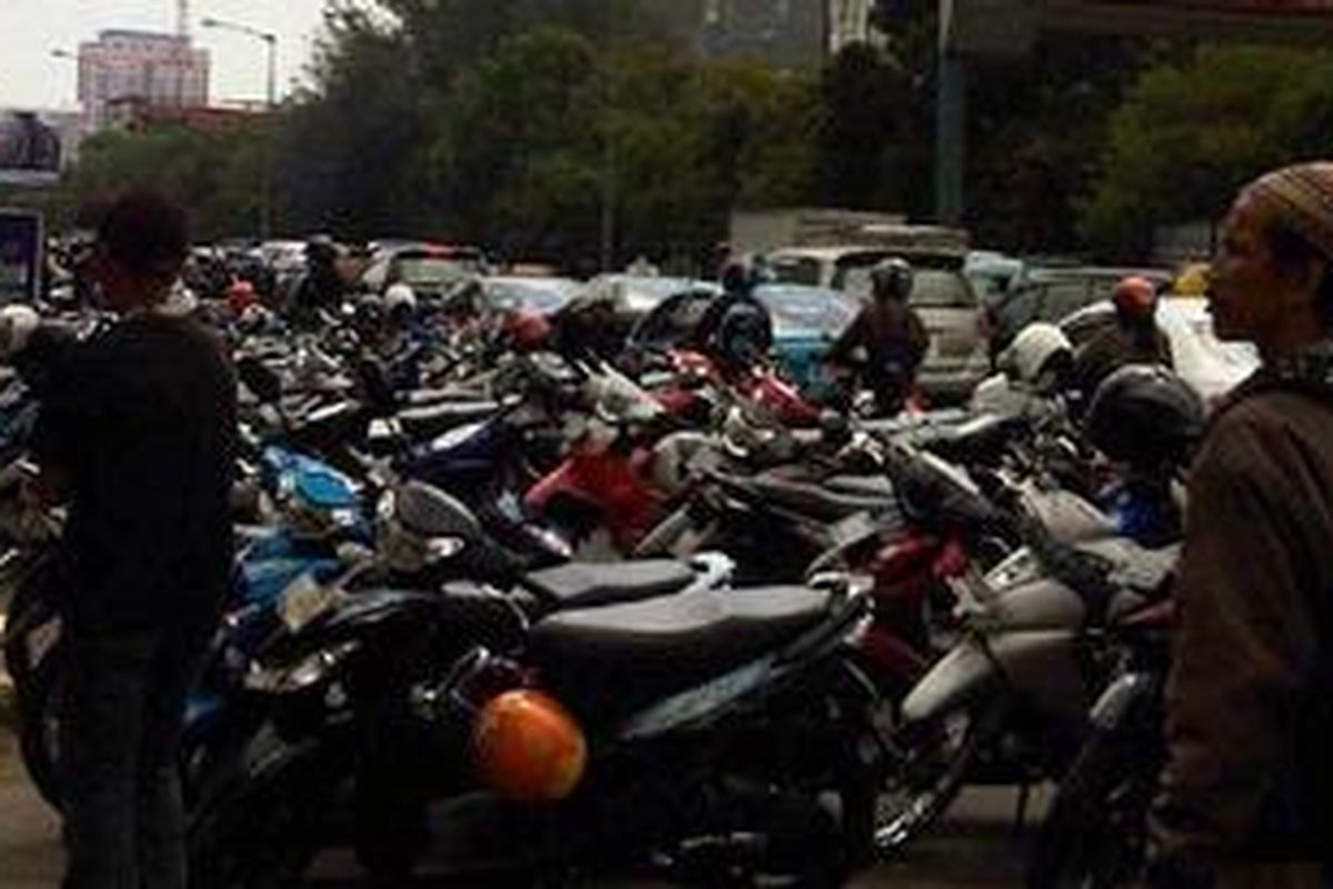 Ratusan sepeda motor diparkir di badan Jalan Gajah Mada depan gedung Pengadilan Negeri Jakarta Pusat, Jumat (22/7/2011). Kondisi itu menyebabkan kemacetan di jalan tersebut.