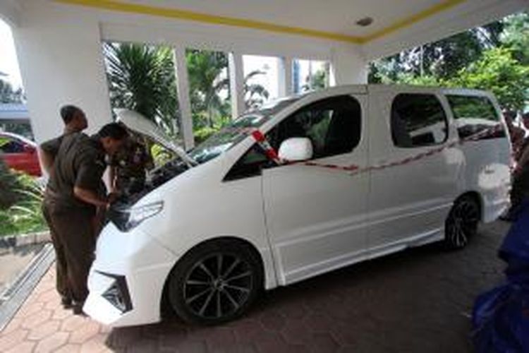 Satu dari 10 mobil listrik yang diproduksi di PT Sarimas Ahmadi Pratama milik Dasep Ahmadi disita oleh Kejaksaan Agung di Gedung Kejagung RI, Jakarta, Rabu (24/6/2015). Mobil yang diduga diprakarsai oleh mantan Menteri BUMN Dahlan Iskan tersebut dinilai merugikan negara sebesar Rp 32 miliar.
