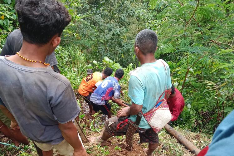 Warga Desa Ululoga, Kecamatan Mauponggo, Kabupaten Nagekeo, Nusa Tenggara Timur (NTT), bergotong royong secara swadaya memperbaiki jaringan pipa air bersih yang rusak parah akibat tanah longsor pascagempa bumi yang mengguncang wilayah tersebut.