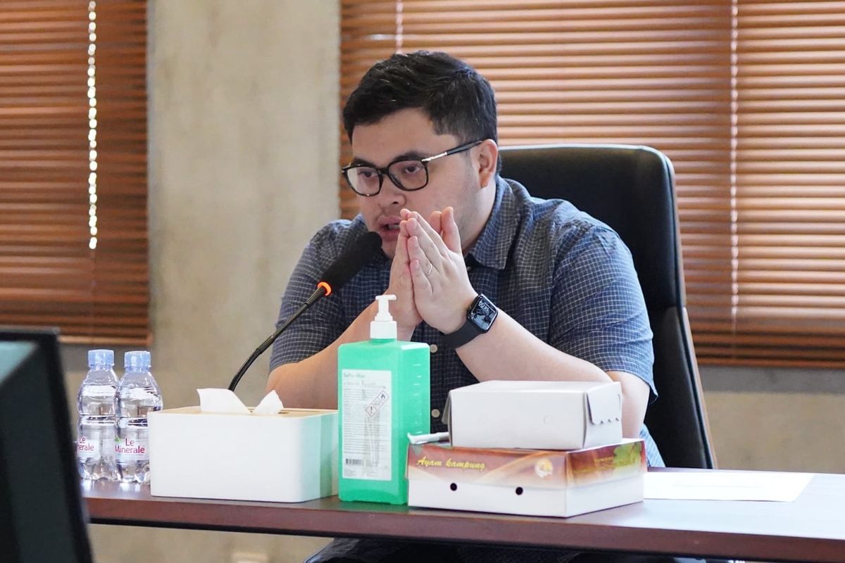 Bupati Kediri Hanindhito Himawan Pramana saat melakukan rapat koordinasi bersama Eksekutif Sales Area Manager Retail Kediri Pertamina Wira Pratama. 