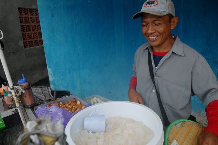 Sutarjo (45) saat berkeliling menjajakan martabak telur mini di wilayah Ke‎camatan Tawangharjo, Kabupaten Grobogan, Jawa Tengah, Rabu (20/3/2019) siang.‎