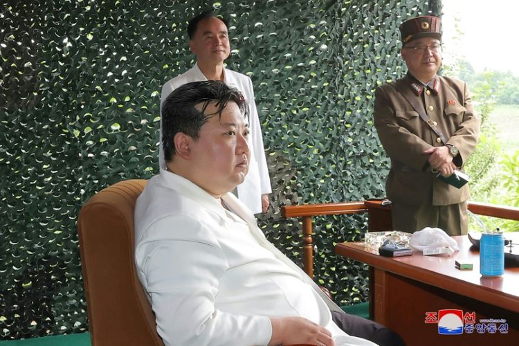 Pemimpin Korea Utara Kim Jong Un menghadiri uji tembak rudal balistik antarbenua.
