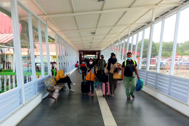Sejumlah calon penumpang kapal ferry berjalan menuju dermaga pelabuhan Sri Bintan Pura Tanjungpinang, Selasa (12/4/2022).