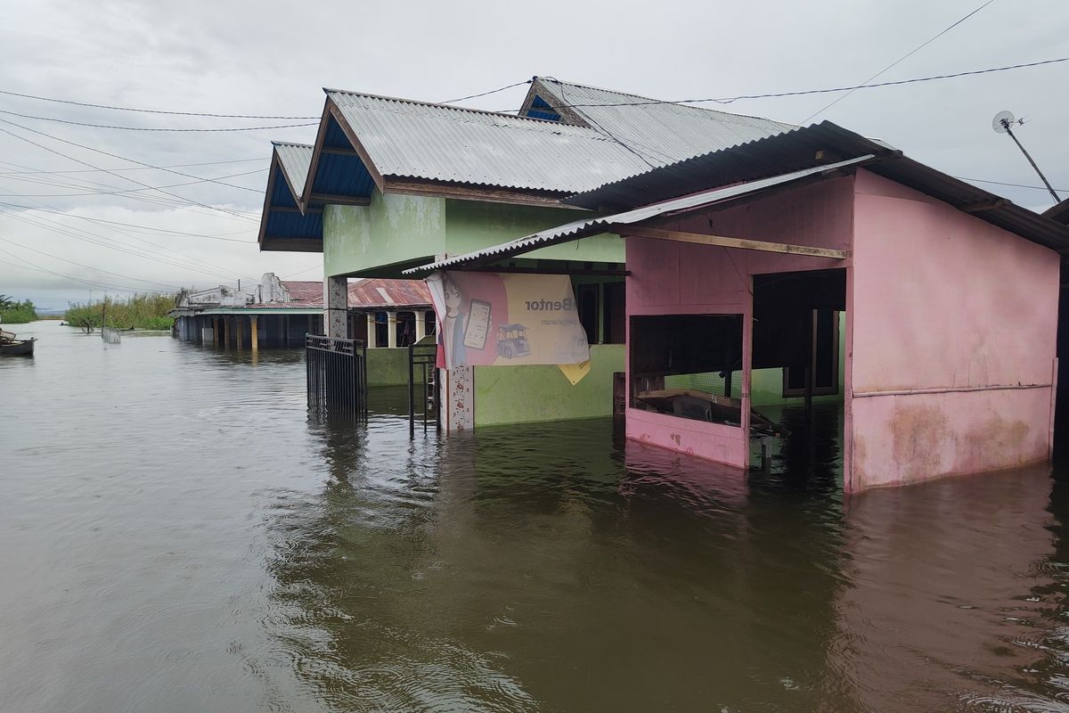 Permukiman warga di Desa Hutadaa Kecamatan Telaga Jaya Kabupaten Gorontalo terendam banjir yang meamaksa warga mengungsi ke tempat yang aman. Warga diminta mewaspadai penyakit leptospirosis.