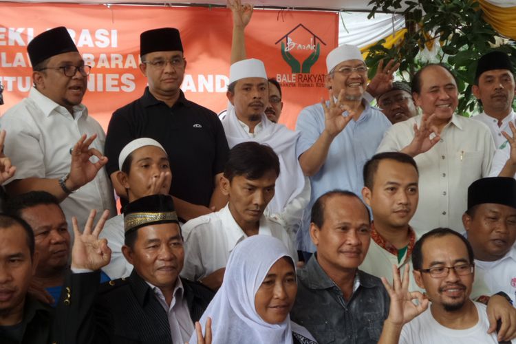 Calon gubernur DKI Jakarta Anies Baswedan foto bersama dengan pendukung dan relawan di Jagakarsa, Jakarta Selatan, Sabtu (8/4/2017). Salah satu yang hadir adalah Abdul Azis atau Daeng Azis, salah satu tokoh kawasan Kalijodo silam.