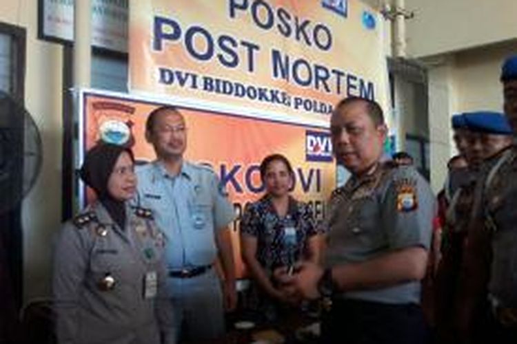 Kepala Polda Sulselbar, Inspektur Jendral (Irjen) Polisi Pudji Hartanto Iskandar memantau posko ante mortem dan posko post mortem di RS Bhayangkara, Makassar, Rabu (7/10/2015).