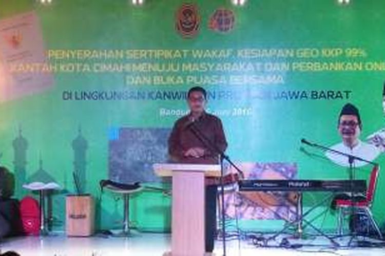 Menteri ATR/BPN Ferry Mursyidan Baldan dalam acara pembagian 137 sertifikat tanah wakaf di wilayah Jawa Barat. 