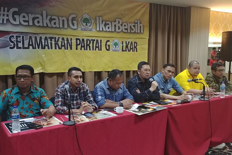 Gerakan Muda Partai Golkar menanggapi putusan praperadilan yang memenangkan Setya Novanto, di Jakarta, Sabtu (30/9/2017).