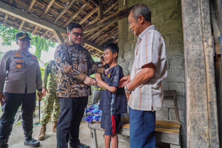 Bupati Kediri Mas Dhito menjenguk kondisi Muhammad Alza Octaviana di Dusun Ringinbagus, Desa Manggis, Kecamatan Puncu, Kabupaten Kediri, Selasa (5/5/2026).