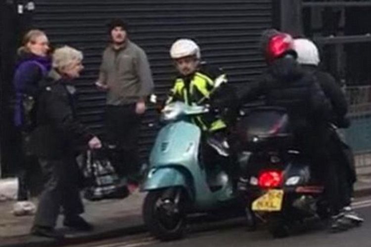 Sambil menenteng belanjaannya, Rosemary Badger (80) menghampiri seorang pengendara Vespa dipepet dua pemuda yang mencoba merampas sepeda motor itu.