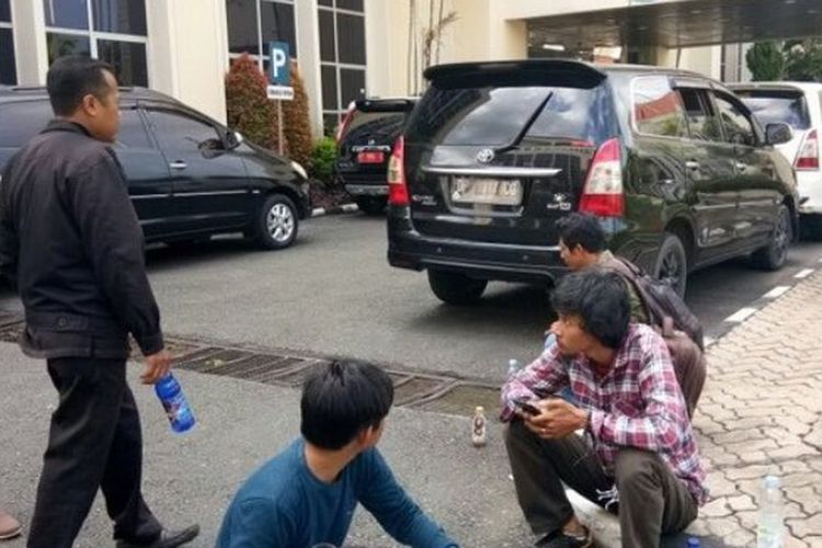 Empat mobil sewaan rombongan KPK yang diparkir di depan Gedung Sekretariat Kantor Bupati Kukar, Selasa (26/9/2017). 