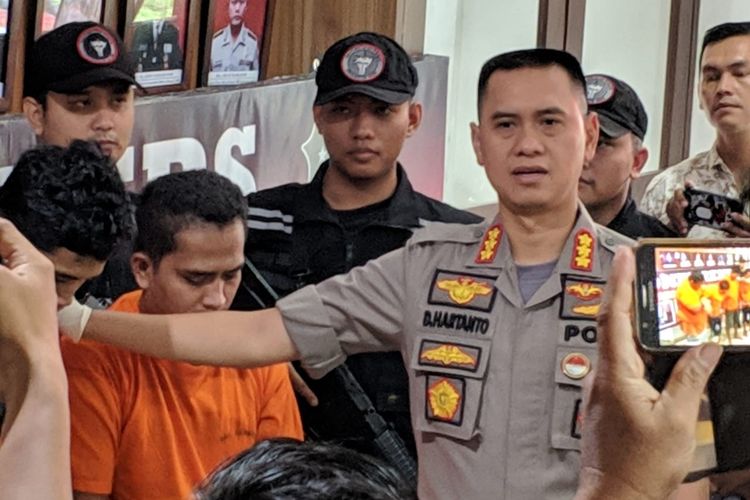 Kapolrestabes Medan Kombes Pol Dadang Hartanto menjelaskan penangkapan 4 dari 6 pelaku pencurian uang milik Pemprov Sumut lebih dari Rp1,6 miliar. Pihaknya menemukan kesamaan pencurian di parkiran USU yang menyebabkan kerugian korban sebesar Rp150 juta.