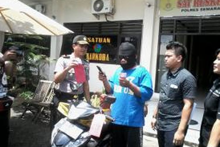 Debi Arma (32) warga Lubuk Linggau, Kecamatan Lingau, Sumatera Selatan, pelaku pecah kaca diamankan di Polres Semarang