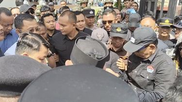 Massa Kepung Parpol lalu Long March ke Kejati Kaltim, Desak Dugaan KKN Diusut