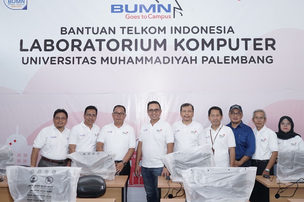 Foto 3: Rektor Universitas Muhammadiyah, Dr. Abid Djazuli, S.E., M.M (ketiga dari kiri) dan Direktur Human Capital Management Telkom Herdy Harman (ke empat dari kiri) menyerahkan bantuan Telkom Indonesia berupa laboratorium komputer di Universitas Muhammadiyah Palembang saat acara BUMN Goes to Campus, Selasa (23/4/2019).
