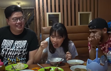 Magdalenaf saat review makanan di restoran Fadil Jaidi