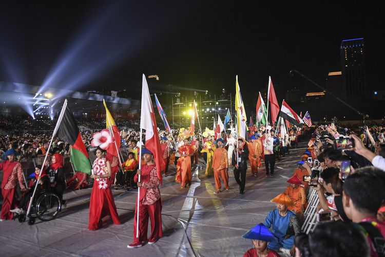 Parade bendera negara peserta pada upacara Penutupan Asian Para Games 2018 di Stadion Madya GBK, Jakarta, Sabtu (13/10/2018). 