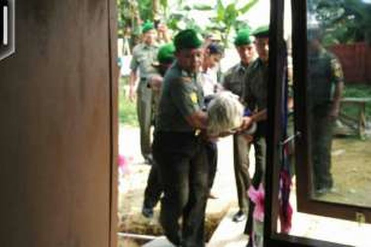 Beberapa anggota TNI dari Kodim 1417 Kendari membawa masuk Siti yang lumpuh ke dalam rumah barunya