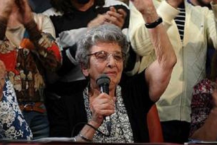 Delia Giovanola de Califano (tengah) adalah salah-seorang dari 12 nenek yang mendirikan kelompok 
