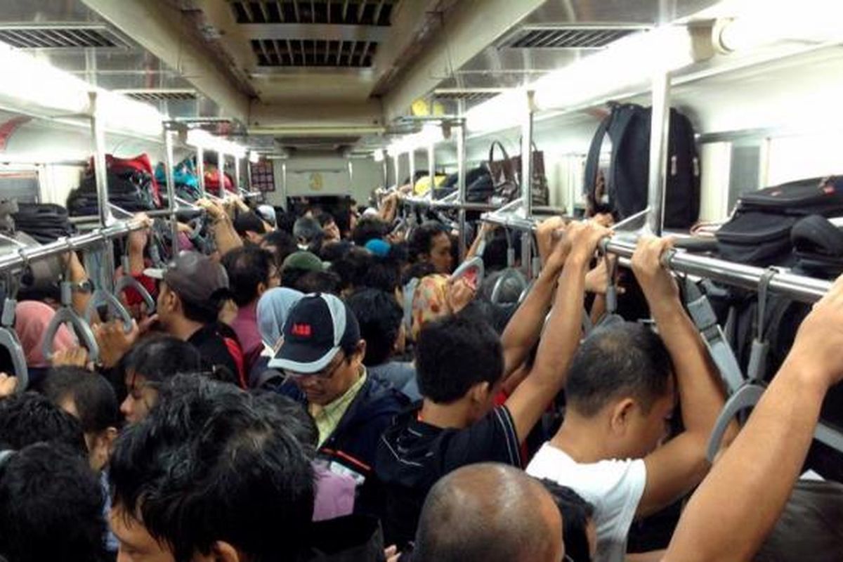 Penumpang commuterline tujuan stasiun serpong berdesakan di dalam kereta, Rabu (20/3/2013). Penuhnya penumpang tersebut imbas gangguan sinyal di stasiun sudimara, bintaro. 

