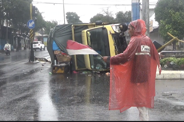 Truk terguling dan tutup jalan satu arah di simpang tiga Wonorejo usai tabrak lampu lalu lintas, Sabtu (11/1/2025)