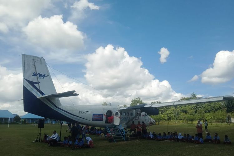 Nampak Pesawat Twin Otter yang dijadikan sebagai Si Pesawat Literasi (SIPELI) yang ada di SD Angkasa Jayapura, Sentani, Kabupaten Jayapura, Papua, Kamis (30/11/2023).