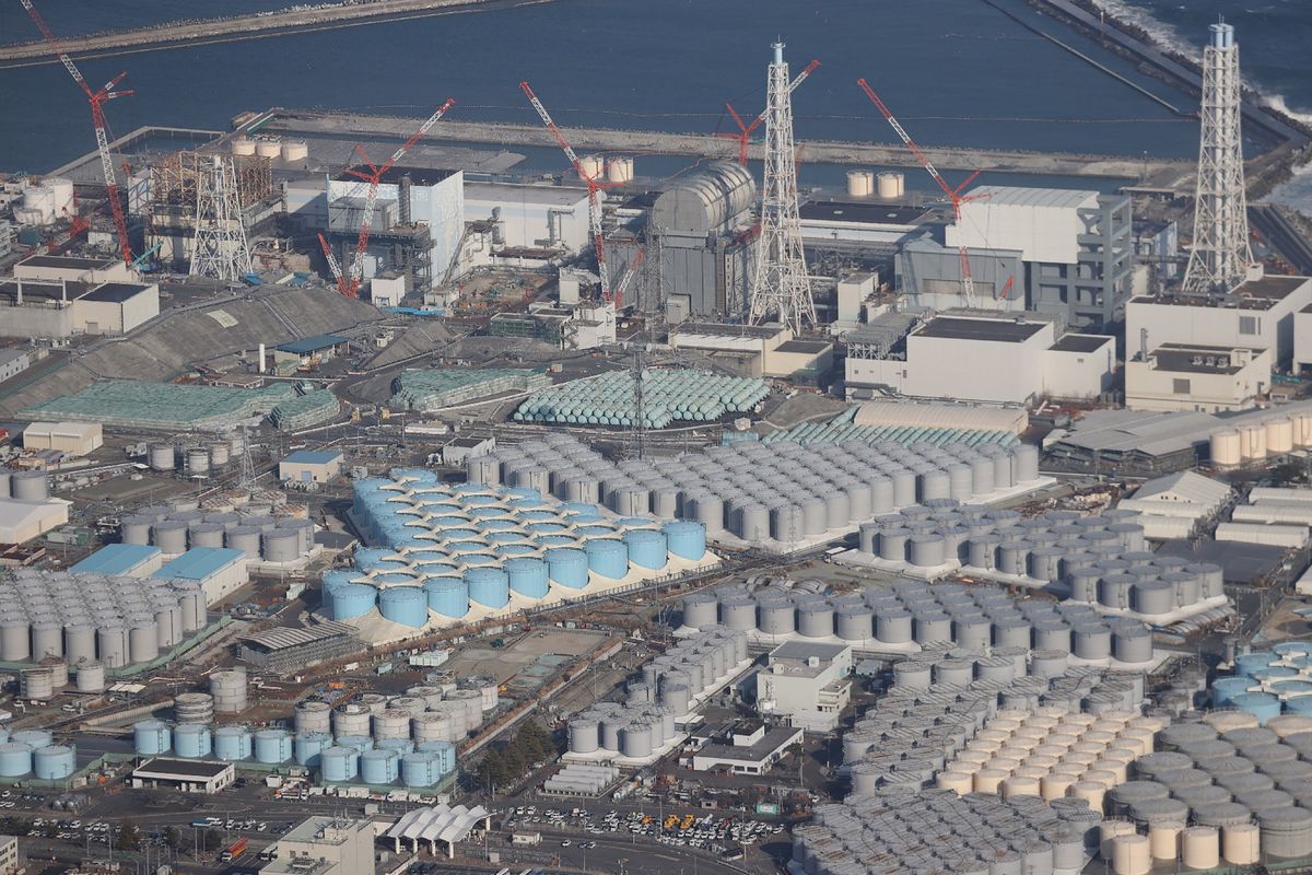 Foto tertanggal 14 Februari 2021 dari pantauan udara, menunjukkan PLTN Fukushima Daiichi yang dioperasikan TEPCO menjalankan prosedur dekomisioning untuk menyimpan air olahan.