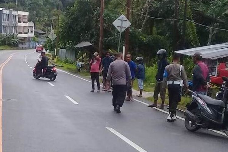 Sejumlah aparat kepolisian melakukan olah tempat kejadian perkara terkait kecelakaan lalu lintas di desa Hative, kecamatan Teluk Ambon, kota Ambon, Kamis (9/2/2023).