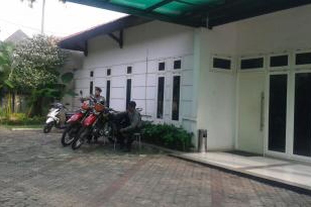 Petugas berjaga di kantor Saiful Mujani Research and Consulting (SMRC) sejak Jumat (11/7/2014) dini hari.
