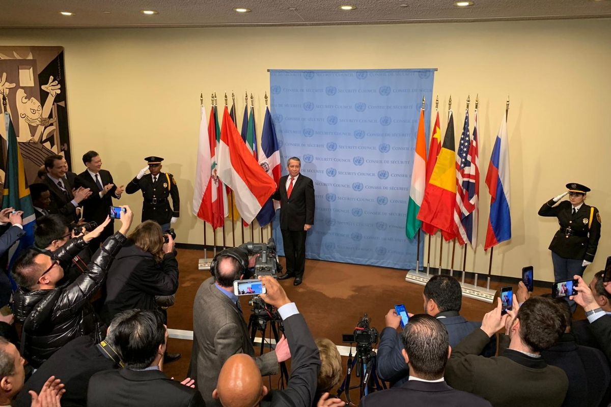 Perwakilan Indonesia (memegang bendera merah putih) berpose usai Indonesia terpilih jadi anggota tidak tetap Dewan Keamanan PBB di New York, Jumat (8/6/2018)