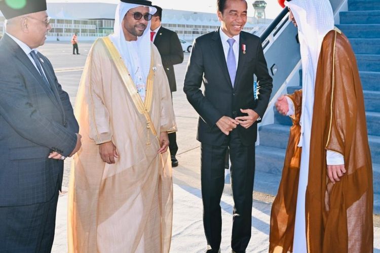 Presiden Joko Widodo bersama delegasi terbatas saat tiba di Bandara Internasional Al Maktoum, Dubai, Uni Emirat Arab (UEA), pada sekitar pukul 16.25 waktu setempat pada Kamis (30/11/2023). 