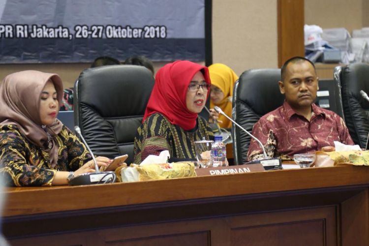 Direktur Persyaratan Kerja S. Junaedah (jilbab merah) saat mewakili Menteri Ketenagakerjaan (Menaker) RI pada agenda Munas ke-1 Persaudaraan Dosen Republik Indonesia bertajuk di Gedung Nusantara 1 DPR RI, Jakarta, Jumat (26/10/2018).