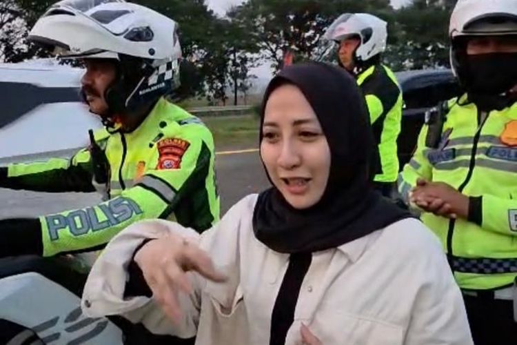 Polisi Antar Wanita Pemudik Tertinggal Rombongan Keluarga di Rest Area KM 130 Tol Cipali