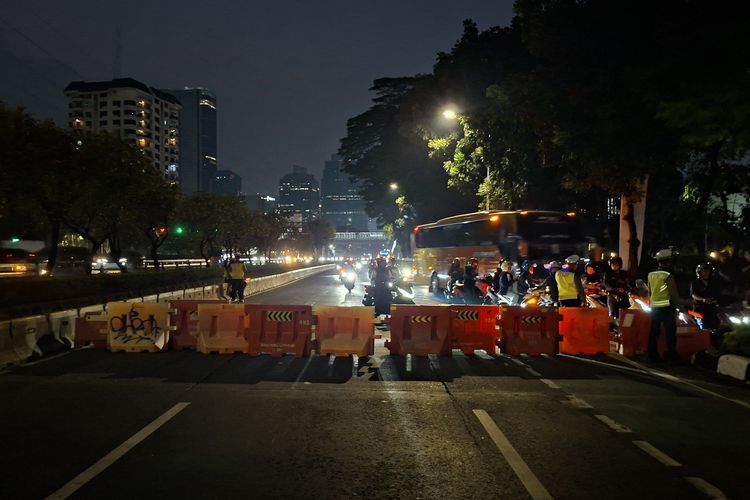 Situasi Terkini di Depan Gedung DPR: Massa Demo 27 Agustus Padati Jalan, Lalu Lintas Ditutup