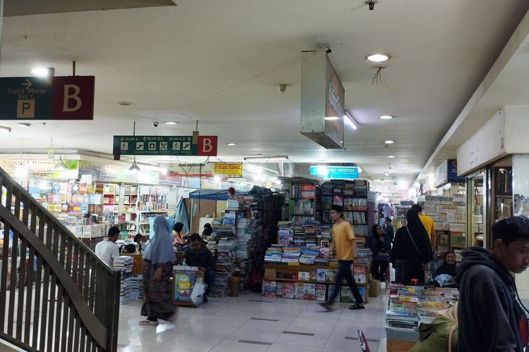 Kondisi di Kios Buku di Blok M Square Lt. Basement, Sepi Pembeli