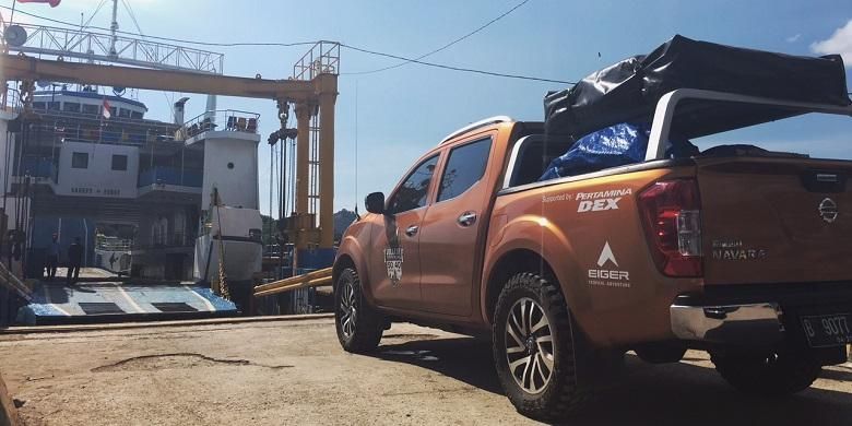 Proses mobil memasuki kapal feri di Pelabuhan Labuan Bajo, Nusa Tenggara Timur, Kamis (27/4/2016).