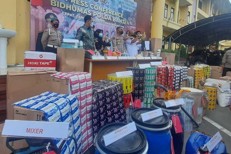 Polda Banten memperlihatkan barang bukti dan tersangka kasus pemalsuan kosmetik berupa sampo dan minyak rambu di Tangerang