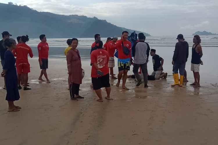 Petugas saat melakukan evakuasi terhadap jasad korban 