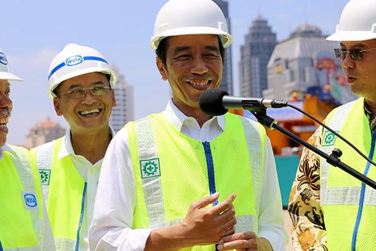 Presiden Joko Widodo saat memberikan keterangan pers setelah meninjau perkembangan proyek pembangunan simpang susun Semanggi, Jakarta, Kamis (23/2/2017). Pembangunan proyek yang diharapkan akan mengurai kemacetan lalu lintas di kawasan Semanggi tersebut ditargetkan selesai pada Agustus 2017.