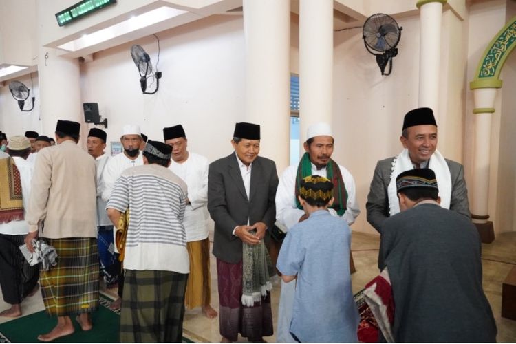 Masyarakat muslim Kabupaten Kediri melaksanakan shalat Idul Fitri berjemaah di Masjid Agung Annur, Kecamatan Pare, Kabupaten Kediri, Sabtu (22/4/2023). 