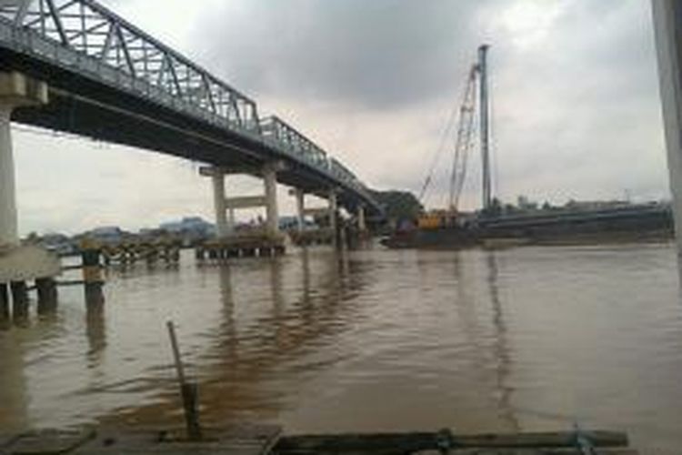 Jembatan Kapuas I yang diperiksa tim teknis Kementerian Pekerjaan Umum, Senin (2/9/2013) pasca tertabrak kapal tongkang.