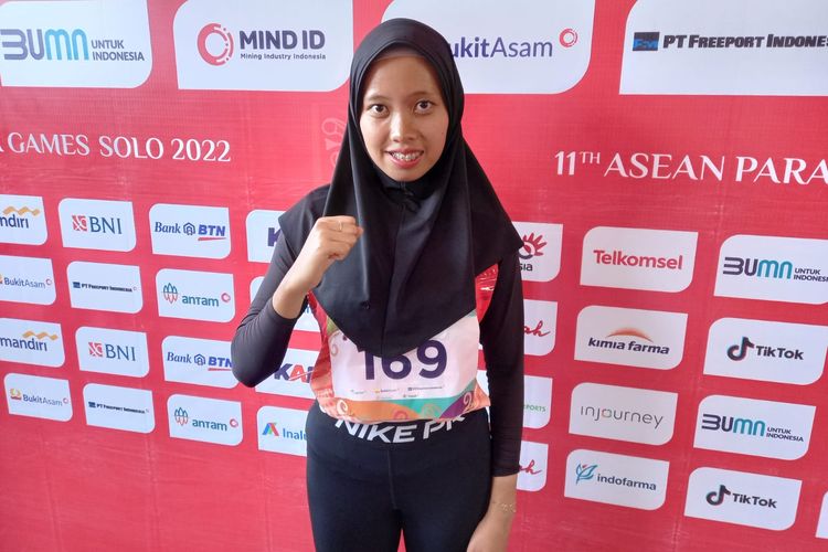 Potret atlet para-atletik Indonesia Karisma Evi Tiarani usai memenangi laga nomor lari T42/44 putri ASEAN Para Games 2022 di Stadion Manahan, Solo, Senin (1/8/2022) siang WIB.